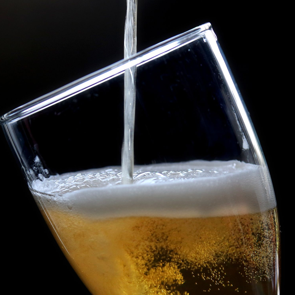 Bier läuft nicht mehr so gut.  - Foto: Roland Weihrauch/dpa