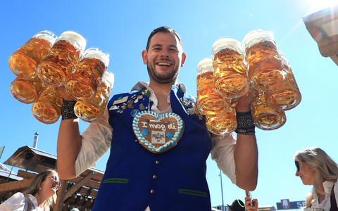 Bierfeste wie die Münchner Wiesn reißen den Umsatz nicht raus.  - Foto: Karl-Josef Hildenbrand/dpa