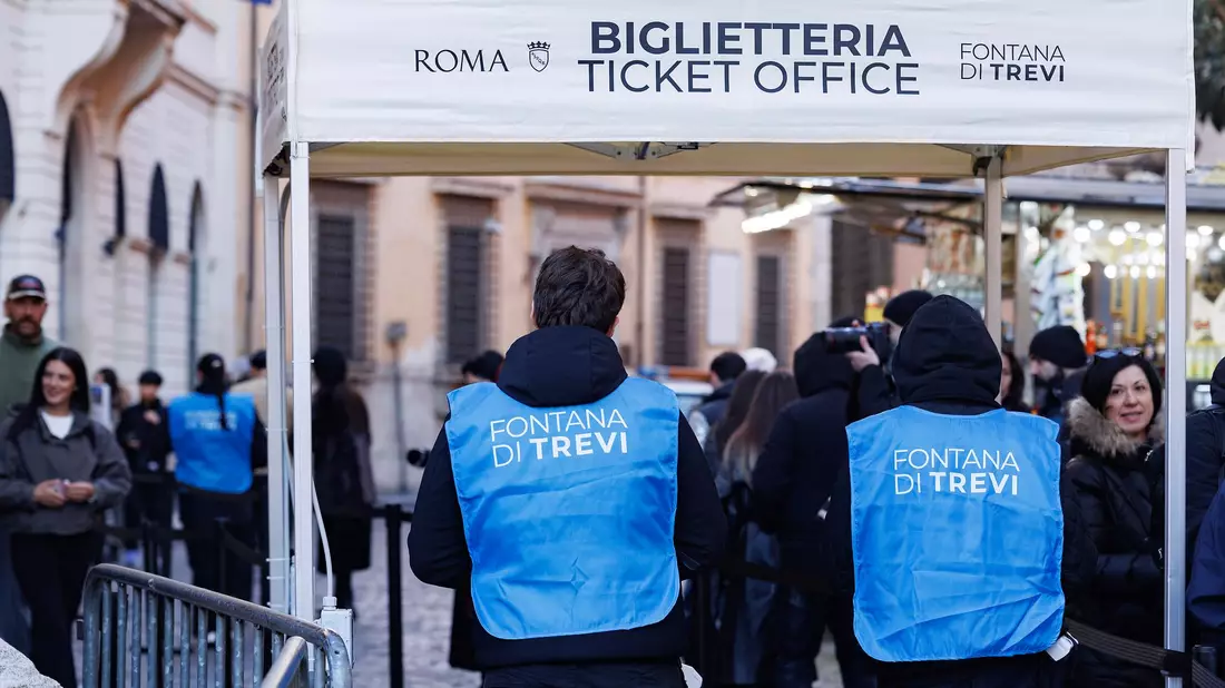 Außerdem können die Tickets vor Ort am Eingang zum Brunnen mit Kreditkarte sowie an mehreren touristischen Informationsstellen gekauft werden. Einwohner von Rom müssen nicht zahlen.  - Bild: Roberto Monaldo/LaPresse via ZUMA Press/dpa