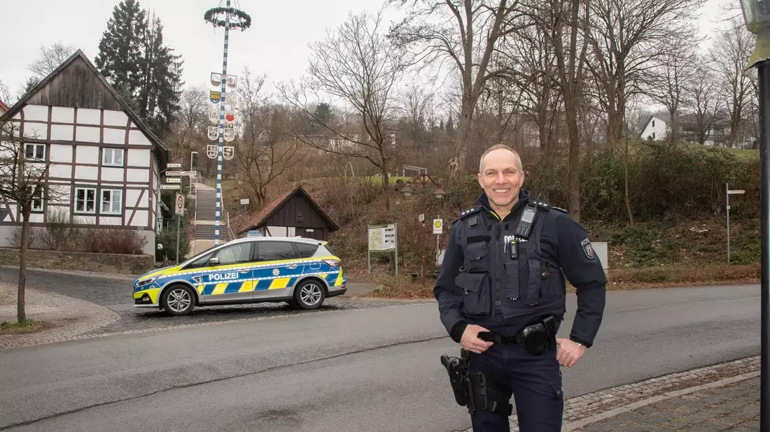 POL-LIP: Kalletal. Wechsel im Bezirksdienst Kalletal - Dietmar Köhne folgt auf Arnd Schweppe. - Bild: presseportal.de