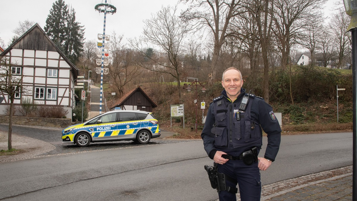 POL-LIP: Kalletal. Wechsel im Bezirksdienst Kalletal - Dietmar Köhne folgt auf Arnd Schweppe. - Foto: presseportal.de