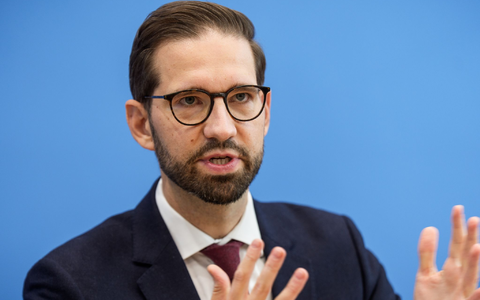 Laut Regierungssprecher Steffen Meyer will die Regierung nichts an den heutigen Zahnarzt-Regeln ändern. (Archivfoto) - Foto: Michael Kappeler/dpa