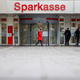 Knapp fünf Wochen nach dem spektakulären Einbruch ist die Sparkasse Gelsenkirchen wieder offen – allerdings nicht die Schließfachanlage. (Archivbild) - Foto: Christoph Reichwein/dpa