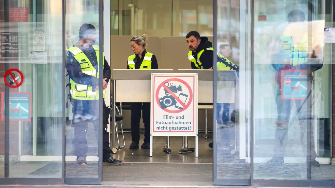 In einer neu eröffneten Service-Stelle will die Sparkasse vom Einbruch betroffene Kunden unterstützen - Bild: Christoph Reichwein/dpa