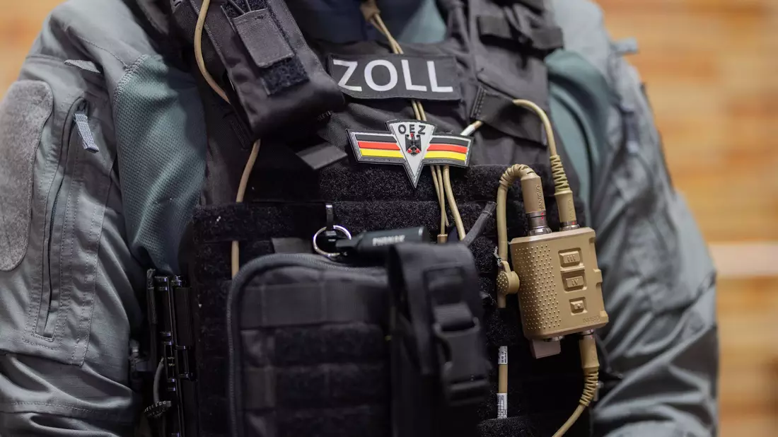 Beamte der Zollkriminalamts nehmen die Beschuldigten fest. (Archivbild) - Bild: Rolf Vennenbernd/dpa