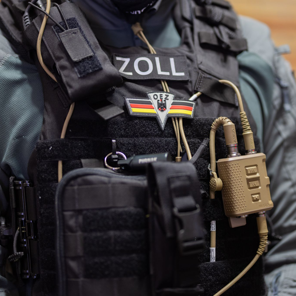 Beamte der Zollkriminalamts nehmen die Beschuldigten fest. (Archivbild) - Foto: Rolf Vennenbernd/dpa