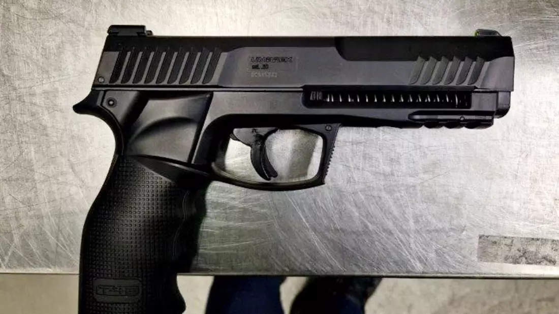BPOL NRW: Bundespolizei stellt Waffen am Flughafen Köln Bonn sicher - Bild: presseportal.de