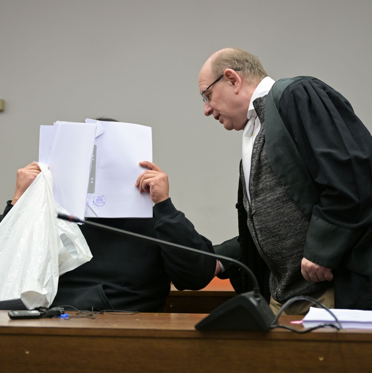 Der Student verbarg sein Gesicht zu Beginn des Prozesses. - Foto: Malin Wunderlich/dpa