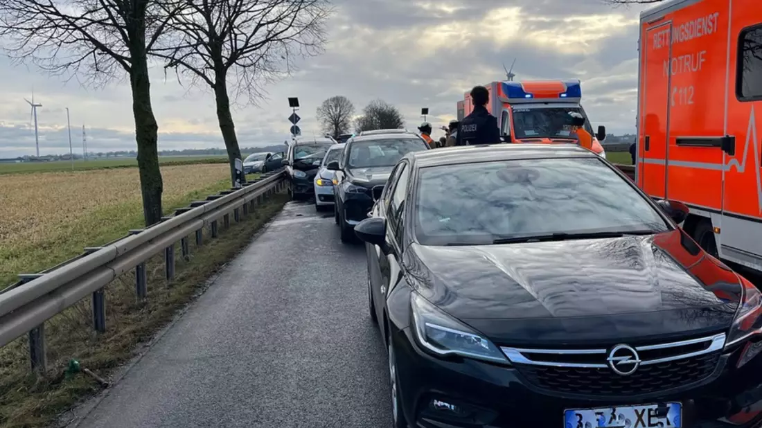 POL-AC: Unfall auf der B57 - Mehrere Fahrzeuge beteiligt - Bild: presseportal.de
