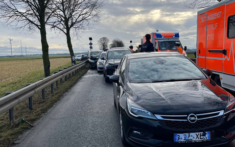 POL-AC: Unfall auf der B57 - Mehrere Fahrzeuge beteiligt - Foto: presseportal.de