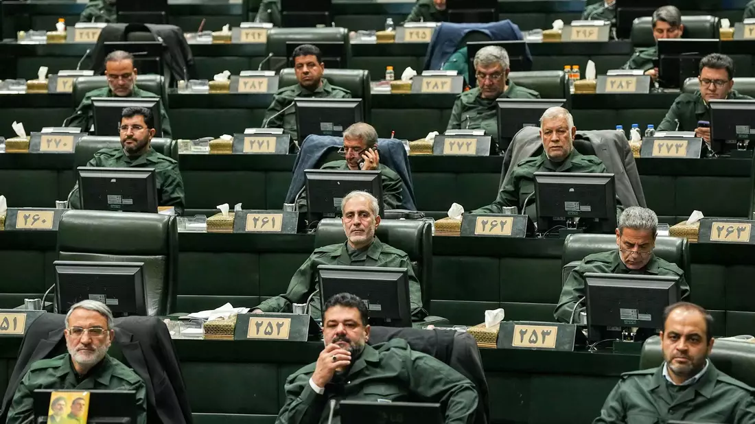 Der Iran reagiert auf EU-Sanktionen: Parlamentsabgeordnete tragen die Uniformen der Revolutionsgarden. (Archivbild) - Bild: Hamed Malekpour/Islamic Consultative Assembly News Agency;AP/dpa
