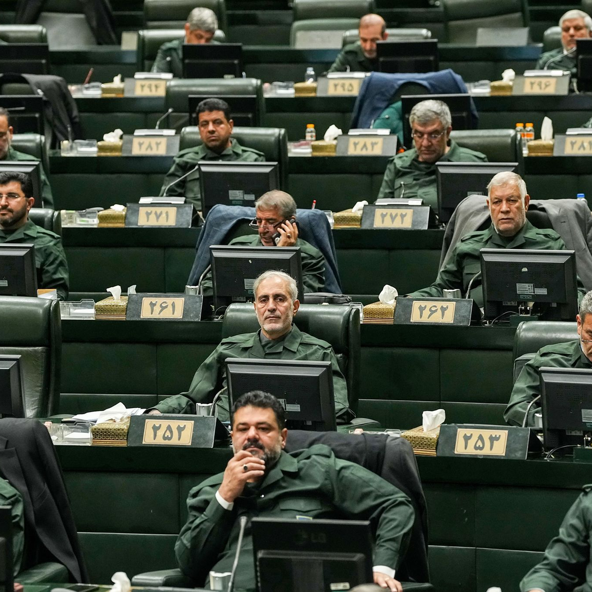 Der Iran reagiert auf EU-Sanktionen: Parlamentsabgeordnete tragen die Uniformen der Revolutionsgarden. (Archivbild) - Foto: Hamed Malekpour/Islamic Consultative Assembly News Agency;AP/dpa