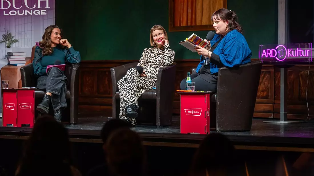 Literatur-Talk mit Mona Ameziane: Ab 4. Februar neue „Buch-Lounge“-Folgen in der ARD Audiothek - Bild: presseportal.de