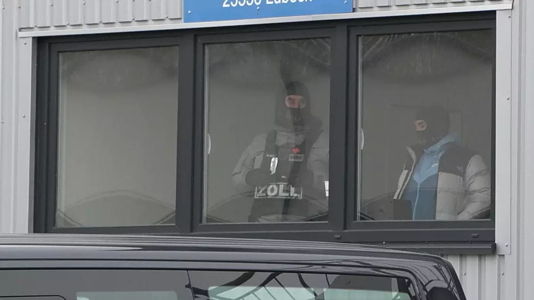 Beamte des Zollkriminalamts hatten am Morgen fünf Männer festgenommen. - Bild: News5 / Sebastian Peters/NEWS5/dpa