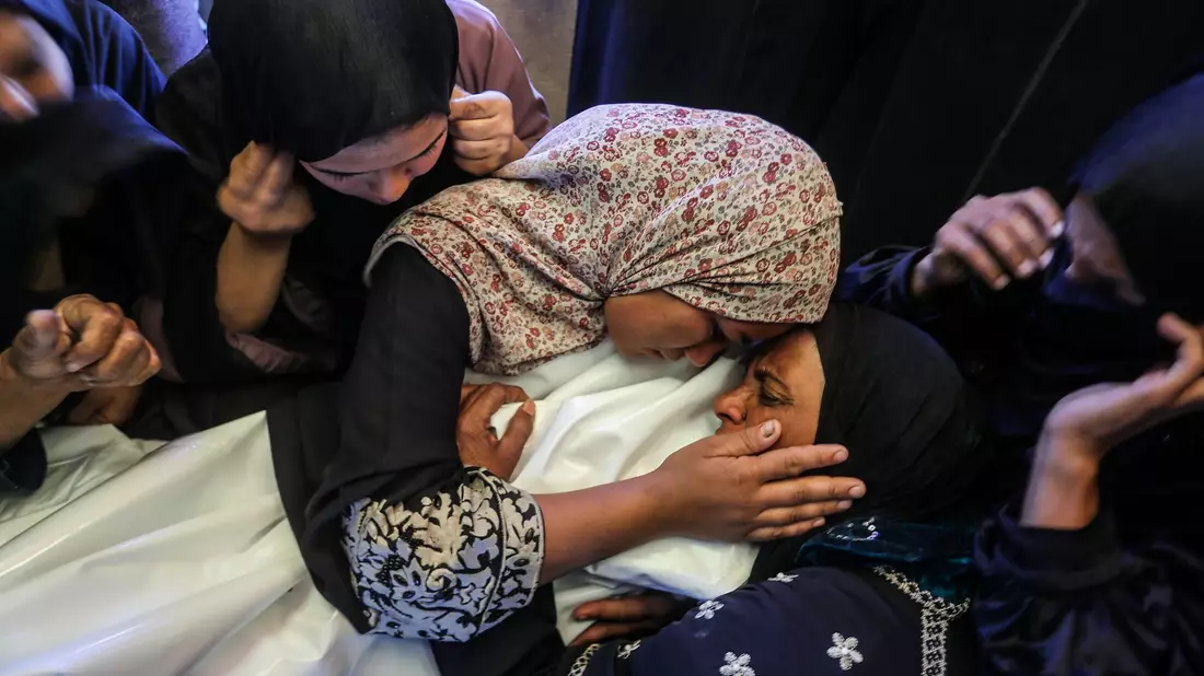Laut palästinensischen Angaben soll ein Kind, das bei einem israelischen Angriff getroffen und getötet worden sein. - Bild: Abed Rahim Khatib/dpa
