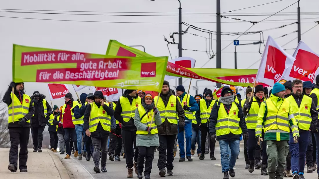 An vielen Orten fanden Kundgebungen und Demonstrationen statt. - Bild: Frank Hammerschmidt/dpa