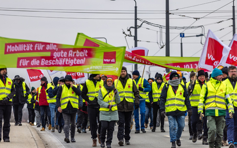 An vielen Orten fanden Kundgebungen und Demonstrationen statt. - Foto: Frank Hammerschmidt/dpa