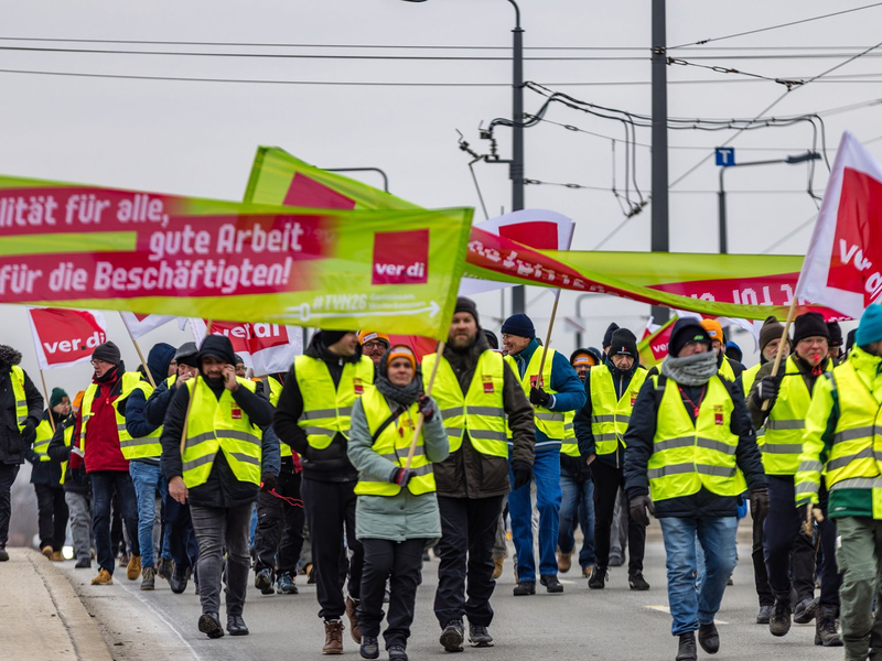 An vielen Orten fanden Kundgebungen und Demonstrationen statt. - Foto: Frank Hammerschmidt/dpa