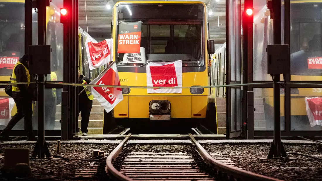 Die Warnstreiks im Nahverkehr bekommen vor allem Pendler, Schülerinnen und Schüler sowie deren Eltern zu spüren. - Bild: Marijan Murat/dpa