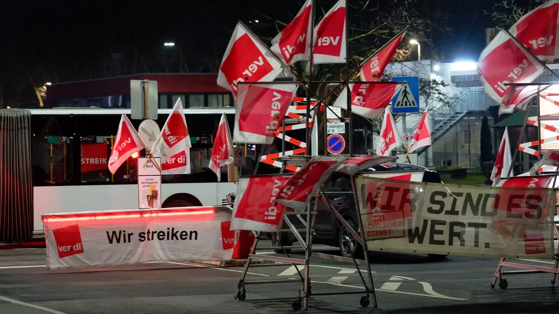 Der Warnstreik ist Teil der laufenden Tarifverhandlungen für die Beschäftigten im kommunalen Nahverkehr. - Bild: Henning Kaiser/dpa