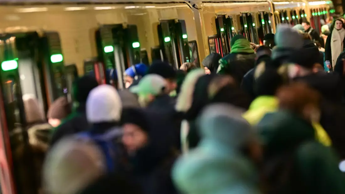 Die Regional- und S-Bahnen der Deutschen Bahn fahren ohne Einschränkungen - wie hier am Bahnhof Gesundbrunnen in Berlin. - Bild: Sebastian Christoph Gollnow/dpa