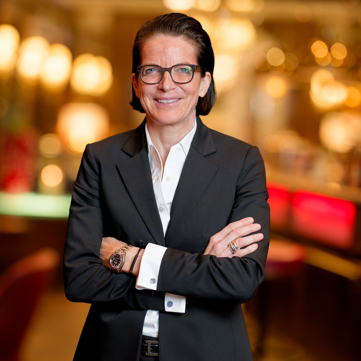 Die 57-Jährige singt Schlager im Playback, tanzt mit ihren Angestellten und erklärt die Arbeit im Hotel. - Foto: Uwe Anspach/dpa