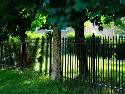 stabiler Gartenzaun - Foto: @Dilmeer Hazoor auf Unsplash