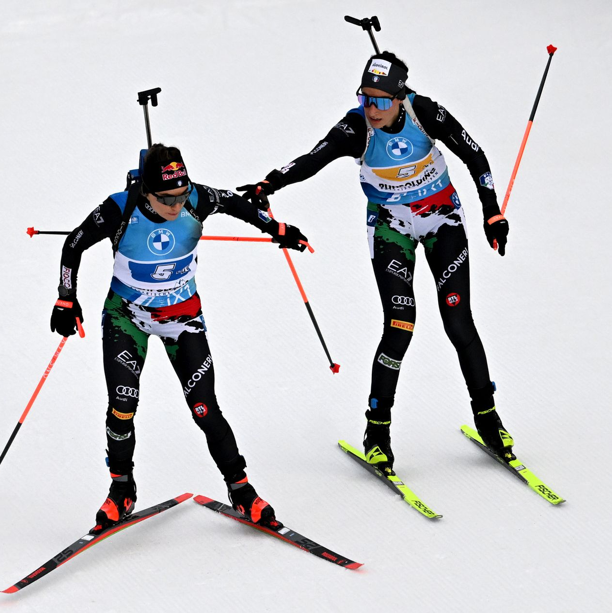 Rebecca Passler (rechts) in einem Staffelrennen mit Dorothea Wierer. (Archivbild) - Foto: Sven Hoppe/dpa