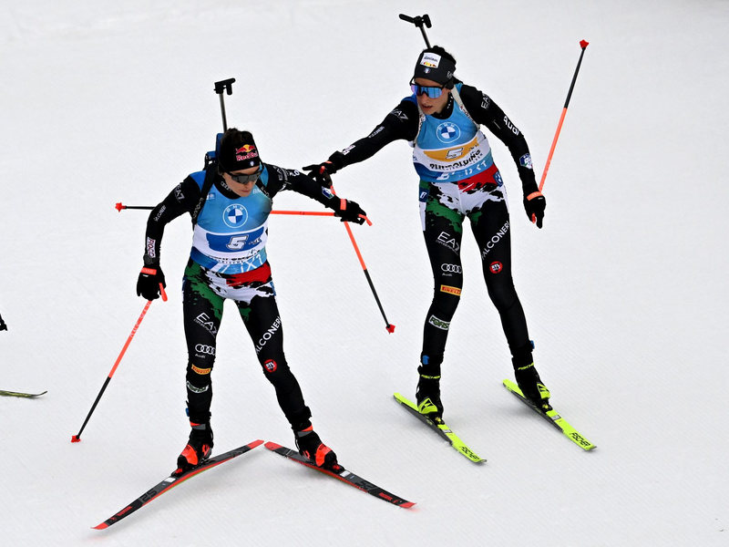 Rebecca Passler (rechts) in einem Staffelrennen mit Dorothea Wierer. (Archivbild) - Foto: Sven Hoppe/dpa