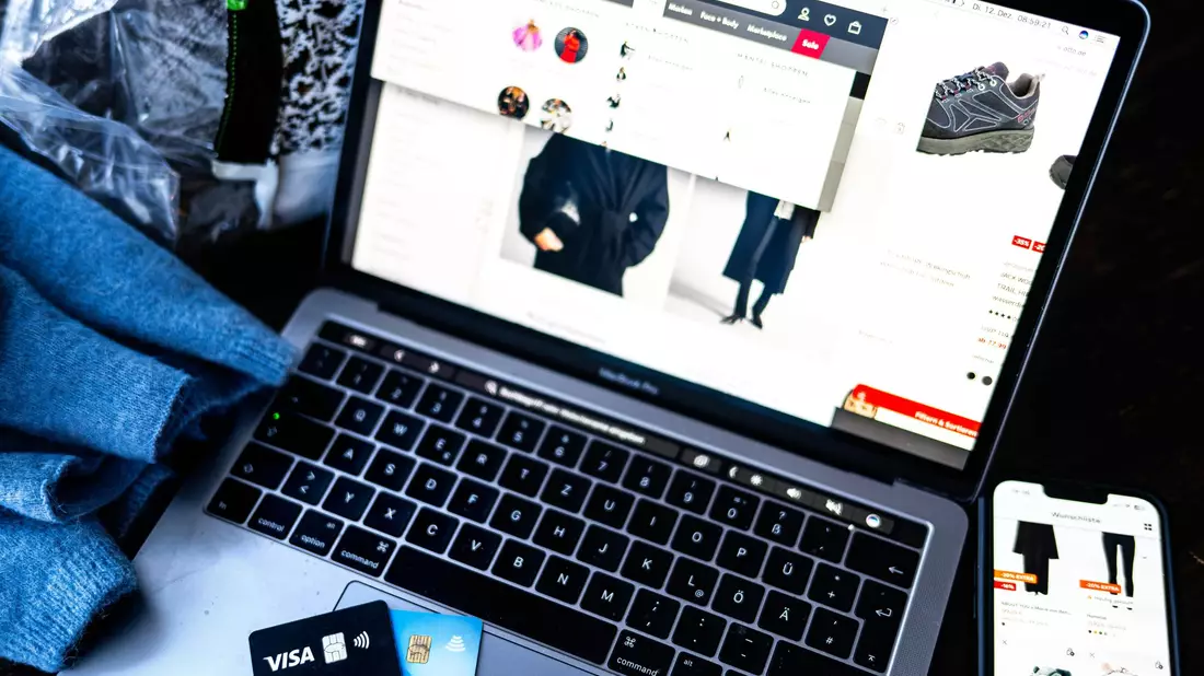 Online-Shopping: Viele häufen bei Zahlungsmethoden mit Aufschub Schulden an (Archivbild) - Bild: Sina Schuldt/dpa/dpa-tmn
