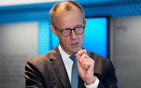 Vor dem Termin in Eschborn besuchte Merz das Unternehmen Niedax Infrastructure in Neustadt (Wied). - Foto: Martin Meissner/POOL AP/dpa Vor dem Termin in Eschborn besuchte Merz das Unternehmen Niedax Infrastructure in Neustadt (Wied). - Foto: Martin Meissner/POOL AP/dpa