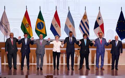 Gegen das Freihandelsabkommen gibt es Widerstände, doch das wird die Vereinbarung nach Einschätzung von Bundeskanzler Merz nicht aufhalten. (Archivbild) - Foto: Jorge Saenz/AP/dpa