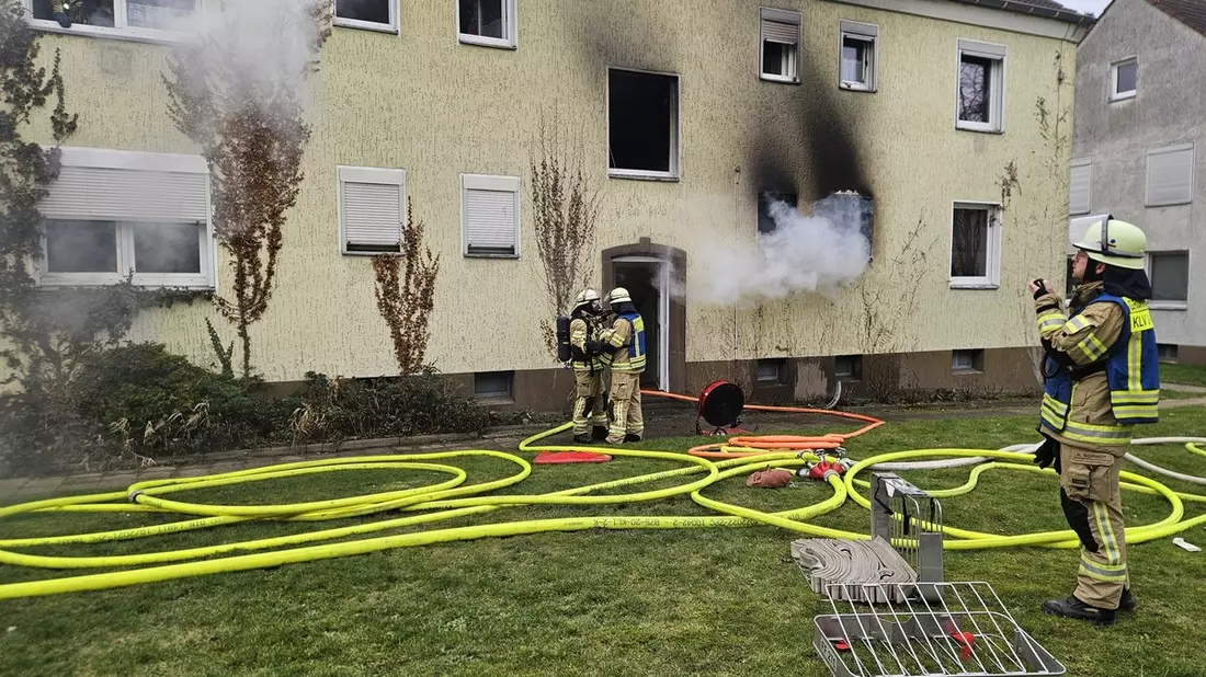 FW-KLE: Ausgedehnter Wohnungsbrand - Flammen schlagen aus Fenstern - Bild: presseportal.de