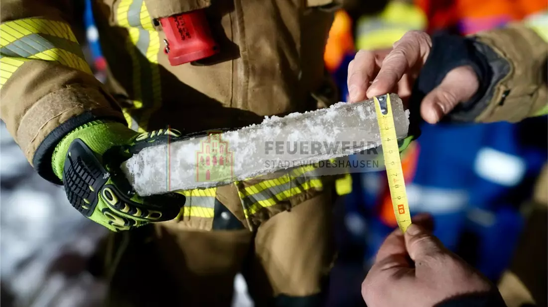 FW-OLL: Feuerwehr Wildeshausen warnt vor Eisflächen - Realistische Eisrettungsübung durchgeführt - Bild: presseportal.de