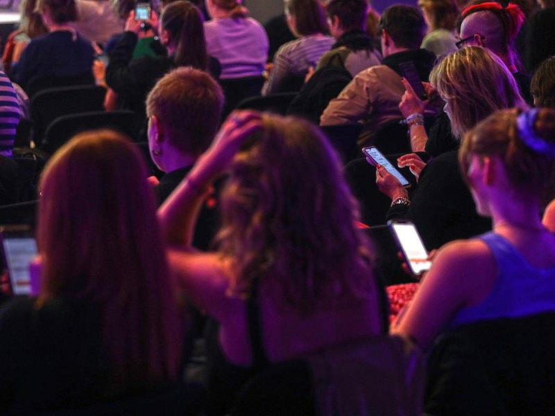 Junge Leute mit Smartphone (Archiv) - Foto: via dts Nachrichtenagentur