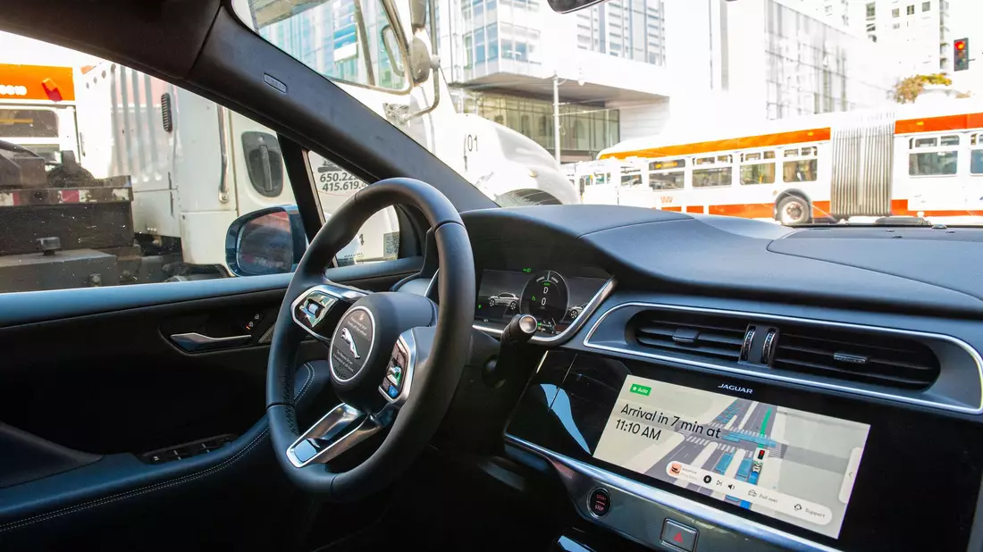 Waymo-Autos machen aktuell pro Woche mehr als 400.000 Fahrten mit Passagieren in den USA. (Archivbild) - Bild: Andrej Sokolow/dpa