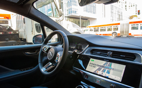 Waymo-Autos machen aktuell pro Woche mehr als 400.000 Fahrten mit Passagieren in den USA. (Archivbild) - Foto: Andrej Sokolow/dpa