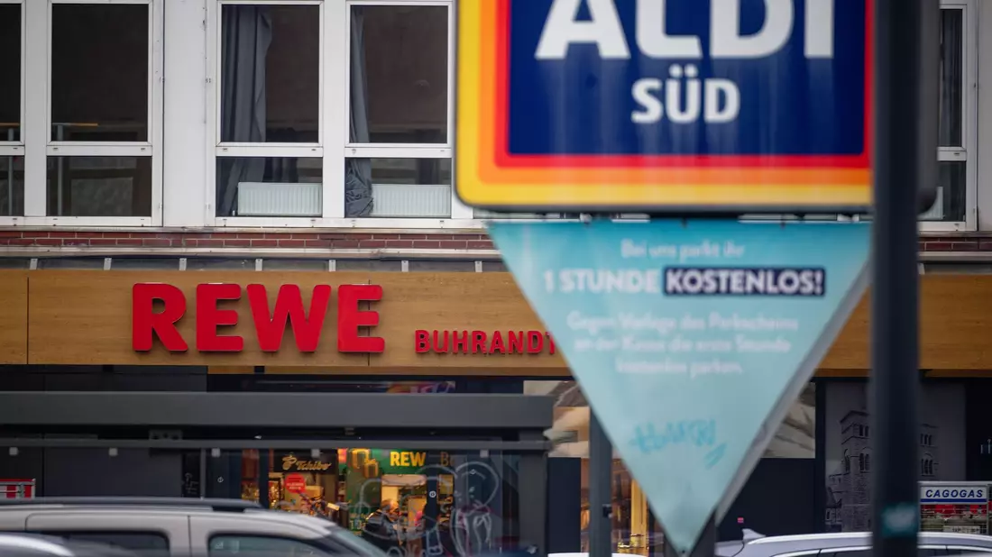Vielerorts liegen die Filialen von Supermärkten und Discountern dicht beisammen.  - Bild: Henning Kaiser/dpa