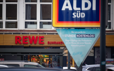 Vielerorts liegen die Filialen von Supermärkten und Discountern dicht beisammen.  - Foto: Henning Kaiser/dpa