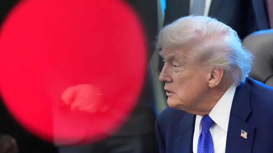 Anlass der neuen Eskalation ist ein Bericht der «New York Times» über den Streit zwischen Regierung und Universität, den Trump als «völlig falsch» bezeichnete.  - Bild: Alex Brandon/AP/dpa