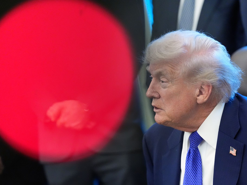 Anlass der neuen Eskalation ist ein Bericht der «New York Times» über den Streit zwischen Regierung und Universität, den Trump als «völlig falsch» bezeichnete.  - Foto: Alex Brandon/AP/dpa