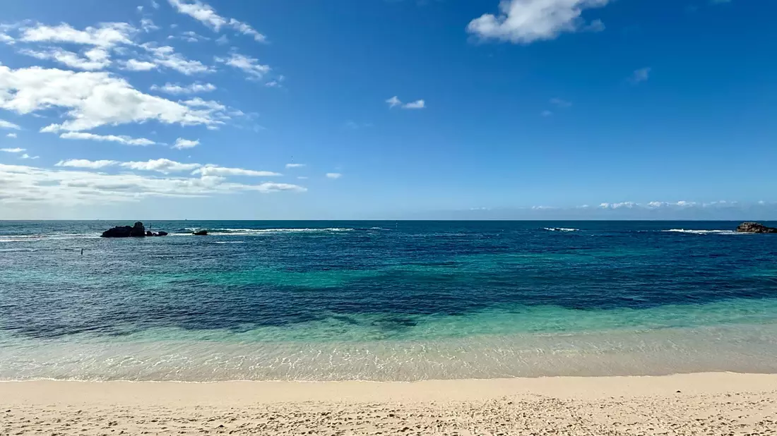 Vier Stunden lang schwamm ein 13-Jähriger im Meer vor Westaustralien, um seine Familie zu retten. (Archivbild) - Bild: Carola Frentzen/dpa