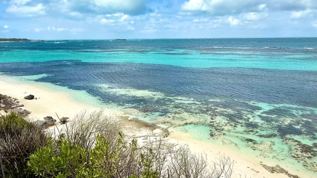 Das Meer vor Westaustralien gilt als besonders rau und ist für ein hohes Hai-Vorkommen bekannt. (Archivbild) - Bild: Carola Frentzen/dpa
