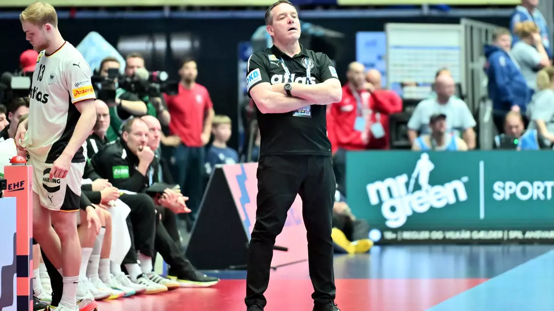 Handball-Bundestrainer Alfred Gislason wehrt sich nach EM-Silber gegen Kritik. - Bild: Sina Schuldt/dpa