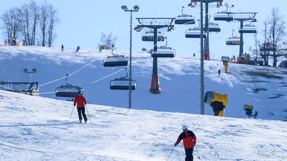 Das Geschäft mit Ski und Snowboards lahmt.  - Bild: Swen Pförtner/dpa