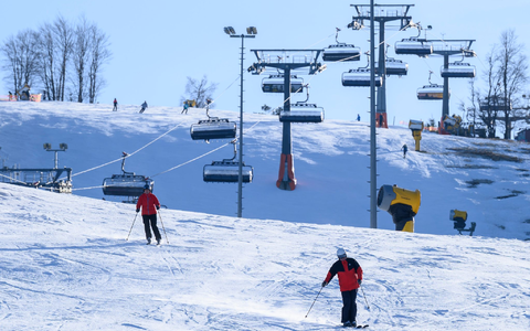 Das Geschäft mit Ski und Snowboards lahmt.  - Foto: Swen Pförtner/dpa