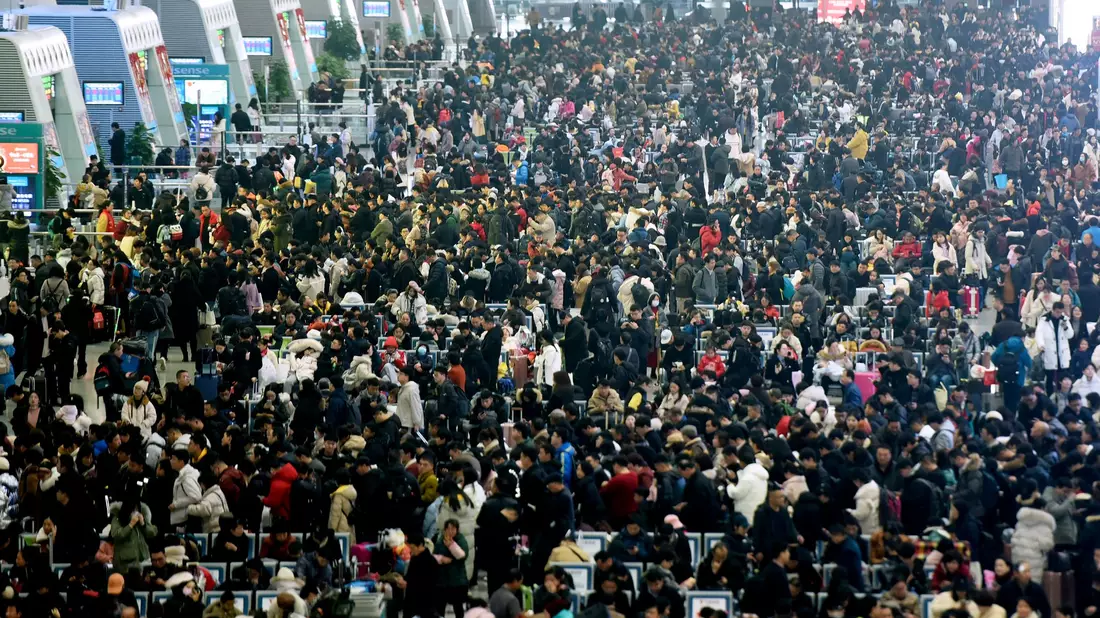 Auch in diesem Jahr dürfte es wieder voll werden an Chinas Bahnhöfen. (Archivbild)  - Bild: -/CHINATOPIX/AP/dpa