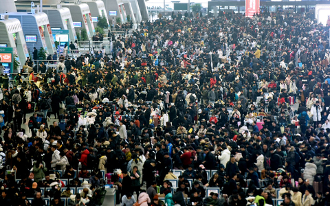 Auch in diesem Jahr dürfte es wieder voll werden an Chinas Bahnhöfen. (Archivbild)  - Foto: -/CHINATOPIX/AP/dpa