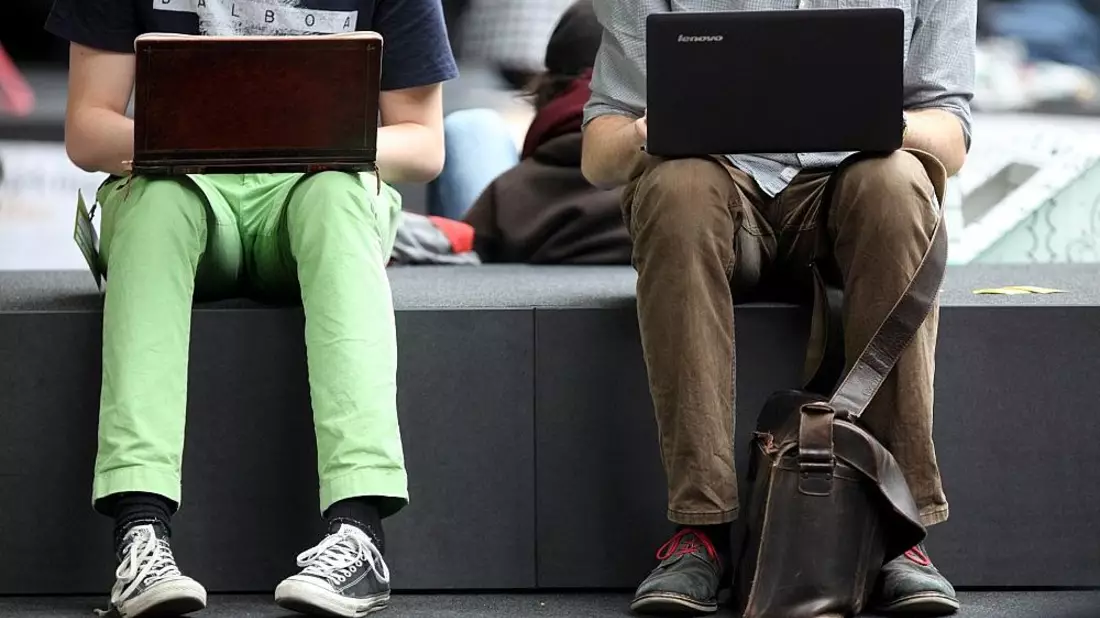 Zwei Männer surfen im Internet (Archiv) - Bild: via dts Nachrichtenagentur