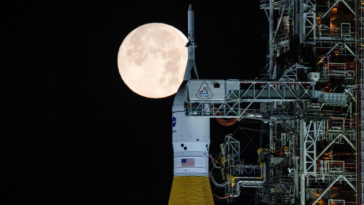Der Vollmond scheint hinter dem Raktensystem «Artemis 2» auf dem Weltraumbahnhof Cape Canaveral - Foto: Sam Lott/NASA via AP/dpa
